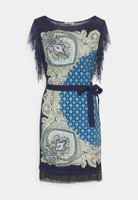 Robe bleu marine avec motifs paisley et pois ; dotée de manches à franges et d'une ceinture à nouer. Ourlet en dentelle festonné pour plus de détails.