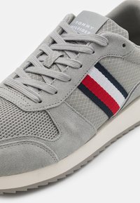 Tommy Hilfiger RUNNER EVO MIX - Zapatillas - antique silver