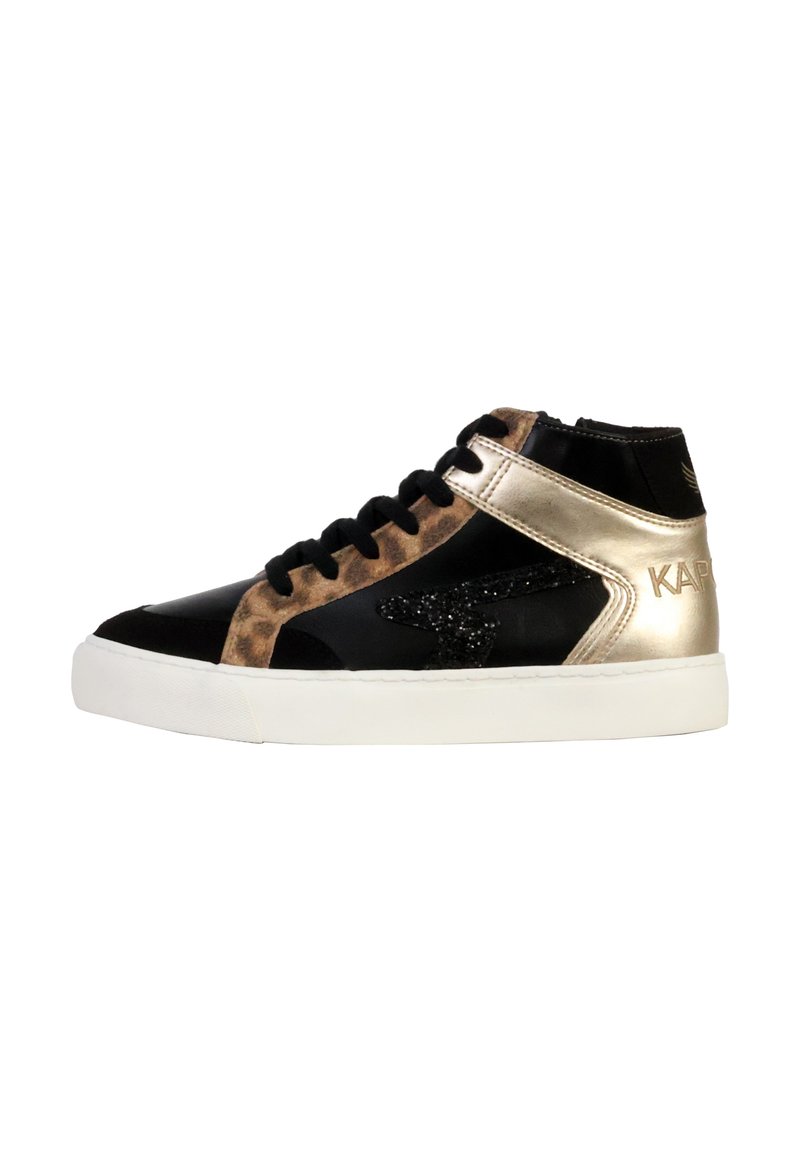 Sneakers alte in suede e pelle nera, con accenti metallici dorati, pannello con stampa leopardata e suola in gomma bianca. Presentano lacci neri.