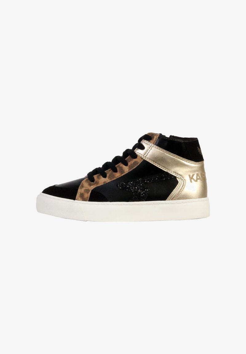 Sneakers alte in suede e pelle nera, con accenti metallici dorati, pannello con stampa leopardata e suola in gomma bianca. Presentano lacci neri.