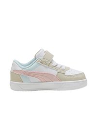 Sneaker bianco, beige e blu pallido con un accento rosa. Presenta una linguetta a strappo, lacci e suola in gomma testurizzata.