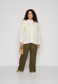 Vero Moda Curve VMCFIE - Paitapusero - snow white