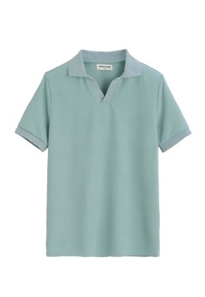 Polo en maille bleu clair à manches courtes avec col en V et poignets retournés.