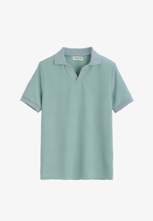 Polo en maille bleu clair à manches courtes avec col en V et poignets retournés.