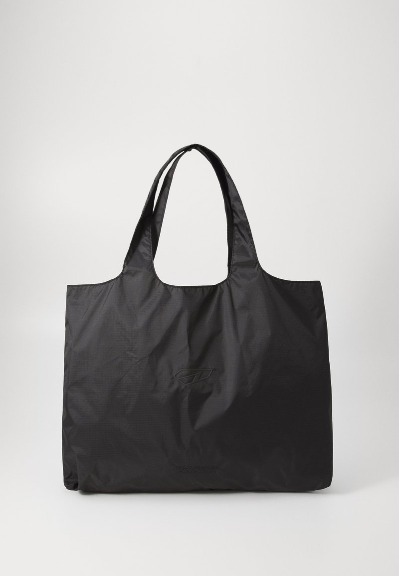 Saco tote preto feito de nylon leve e texturizado. Apresenta duas alças resistentes e um logótipo subtil gravado na parte frontal. Design simples.