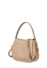 Beige leren schoudertas met klepsluiting, verstelbare schouderriem en een klein Italiaans vlaggetje als hanger aan de rits.