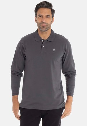 Polo à manches longues gris foncé en tissu lisse. Il présente un col classique, une patte à trois boutons et un petit logo sur la poitrine.