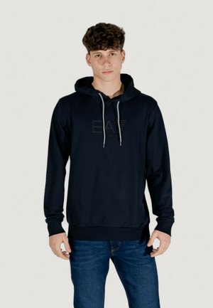 Marineblå hoodie lavet af blød stof, med en frontlomme, snoretræk i hætten og diskret logo-print på brystet.