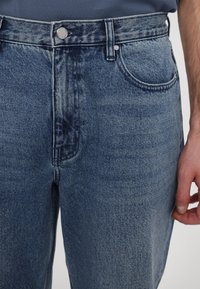 Michael Kors ARDEN  - Relaxed fit jeans - union wash