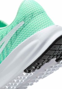 Baskets de sport vert menthe avec une tige texturée, une semelle intermédiaire blanche et une semelle extérieure en caoutchouc noir avec un motif de semelle pour l'adhérence.