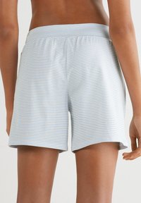 Lichtgewicht, gestreepte katoenen shorts in lichtblauw en wit, met een elastische tailleband en een losse pasvorm voor comfort.