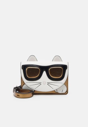 Kleine rechthoekige handtas ontworpen als een kattengezicht met witte oren, zwarte zonnebril, snorharen en een metalen gouden riem en accenten.