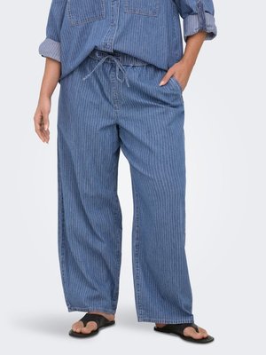 ONLY Carmakoma MIT WEITEM CARYASMIN - Platėjantys džinsai - medium blue denim