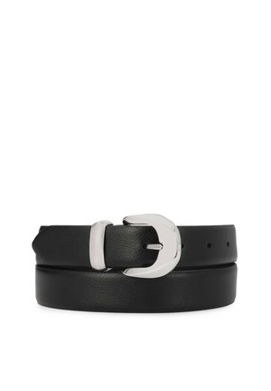 Ceinture en cuir noir avec une boucle incurvée argentée brillante et une seule boucle, présentée roulée sur un fond blanc.