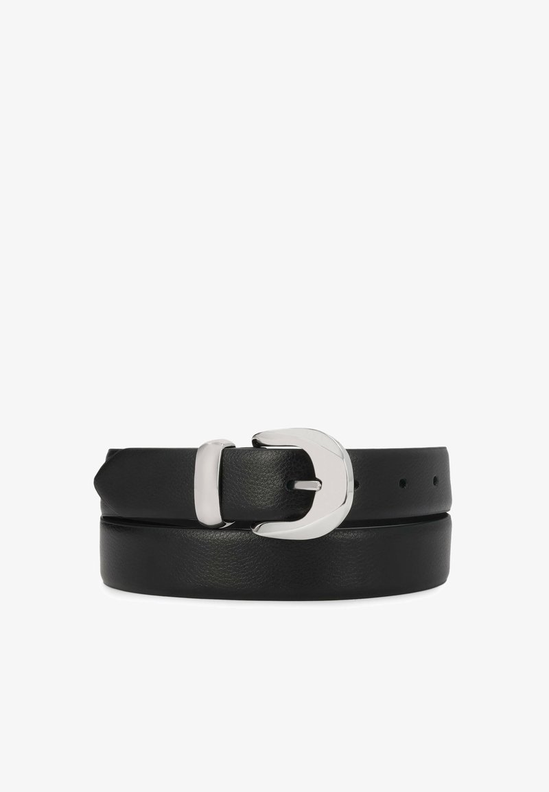 Ceinture en cuir noir avec une boucle incurvée argentée brillante et une seule boucle, présentée roulée sur un fond blanc.