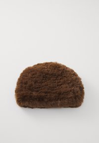 Brūns pusapļa formas mākslīgās ādas clutch soma ar mīkstu, teksturētu virsmu uz baltā fona.