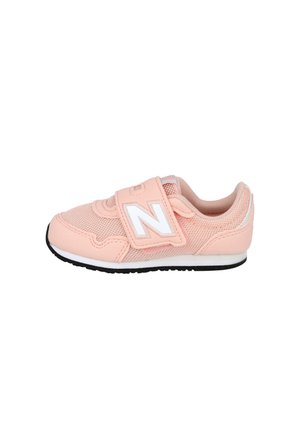 Pequeña zapatilla infantil rosa con el logo blanco de New Balance, empeine de malla y material sintético, y suela negra con media suela blanca.