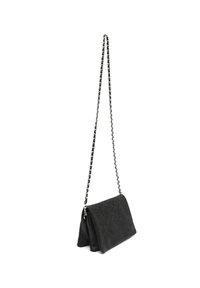 Borsa a mano in pelle nera con un design a rilievo floreale, dotata di una tracolla a catena e una chiusura a soffietto, strutturata in forma rettangolare.