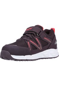 Schwarzer und dunkelvioletter Sportschuh mit roten Akzenten, Obermaterial aus Mesh, gepolsterter Kragen, Schnürdesign und strukturiertem Gummisohle.