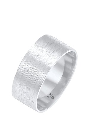 Breiter Silberbandring mit gebürsteter Textur und "925" Sterling-Silber-Kennzeichnung auf der Innenseite des Rings.