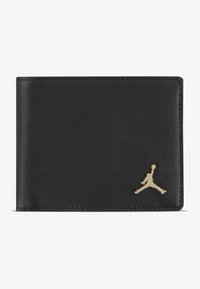 Czarny skórzany portfel o gładkiej fakturze. Posiada złote logo Jumpman z przodu, składany design oraz precyzyjne przeszycia wzdłuż krawędzi.