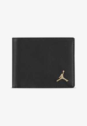 Černá kožená peněženka s hladkým povrchem. Na přední straně se nachází zlaté logo Jumpman, má skládací design a precizní švy podél okrajů.