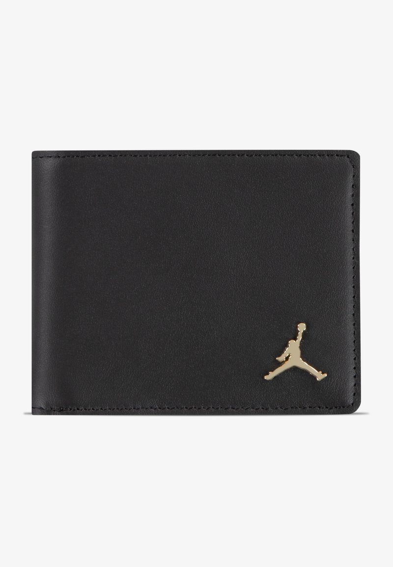Czarny skórzany portfel o gładkiej fakturze. Posiada złote logo Jumpman z przodu, składany design oraz precyzyjne przeszycia wzdłuż krawędzi.