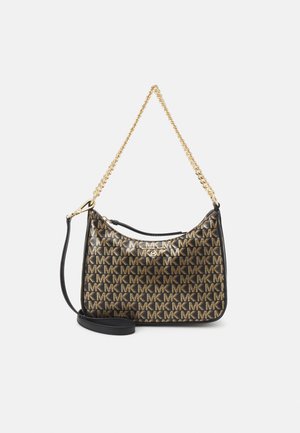 Sac à main Michael Kors avec un motif monogramme noir et or, en cuir, de forme incurvée, et une bandoulière en chaîne dorée avec une sangle noire détachable.