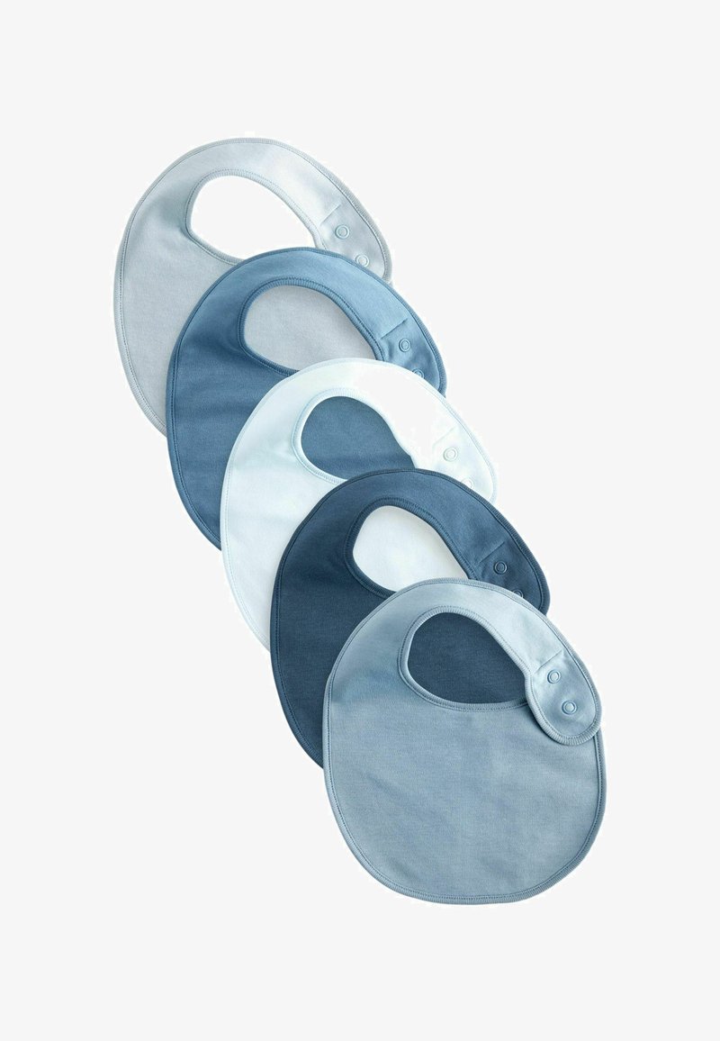 Zestaw pięciu bawełnianych śliniaków w różnych odcieniach niebieskiego i białego. Każdy śliniak charakteryzuje się zaokrąglonym kształtem i zapięciem na zatrzask, co ułatwia zakładanie.