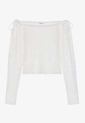 Hvit off-shoulder topp med lange ermer, laget av teksturert stoff, har knytelukkinger på ermene og en rett kant.
