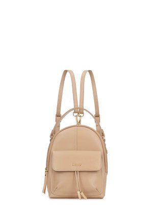 Beežist nahast seljakott kahe reguleeritava rihmaga, ümar kuju, esiküljel tasku kaanega ja kuldse tooniga riistvarakaunistustega.