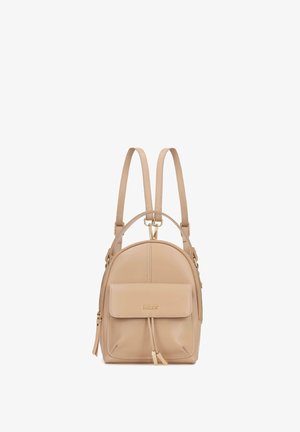 Sac à dos en cuir beige avec deux bretelles réglables, forme arrondie, poche avant avec rabat et détails en métal doré.