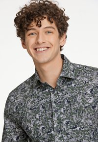 Groene en grijze gestreepte overhemd met bladrandontwerp. De stof lijkt glad, met een puntige kraag en donkere knopen.