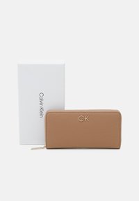 Calvin Klein WALLET - Plånbok - safari
