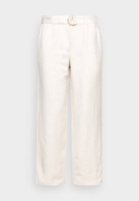 Beżowe spodnie z lnu o szerokich nogawkach, z wysokim stanem, z przodem w plisy i złotą klamrą paska. Gładki, teksturowany materiał.