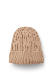 Beige gebreide muts met kabelsteekpatroon en omgeslagen geribbelde rand, getoond tegen een witte achtergrond.