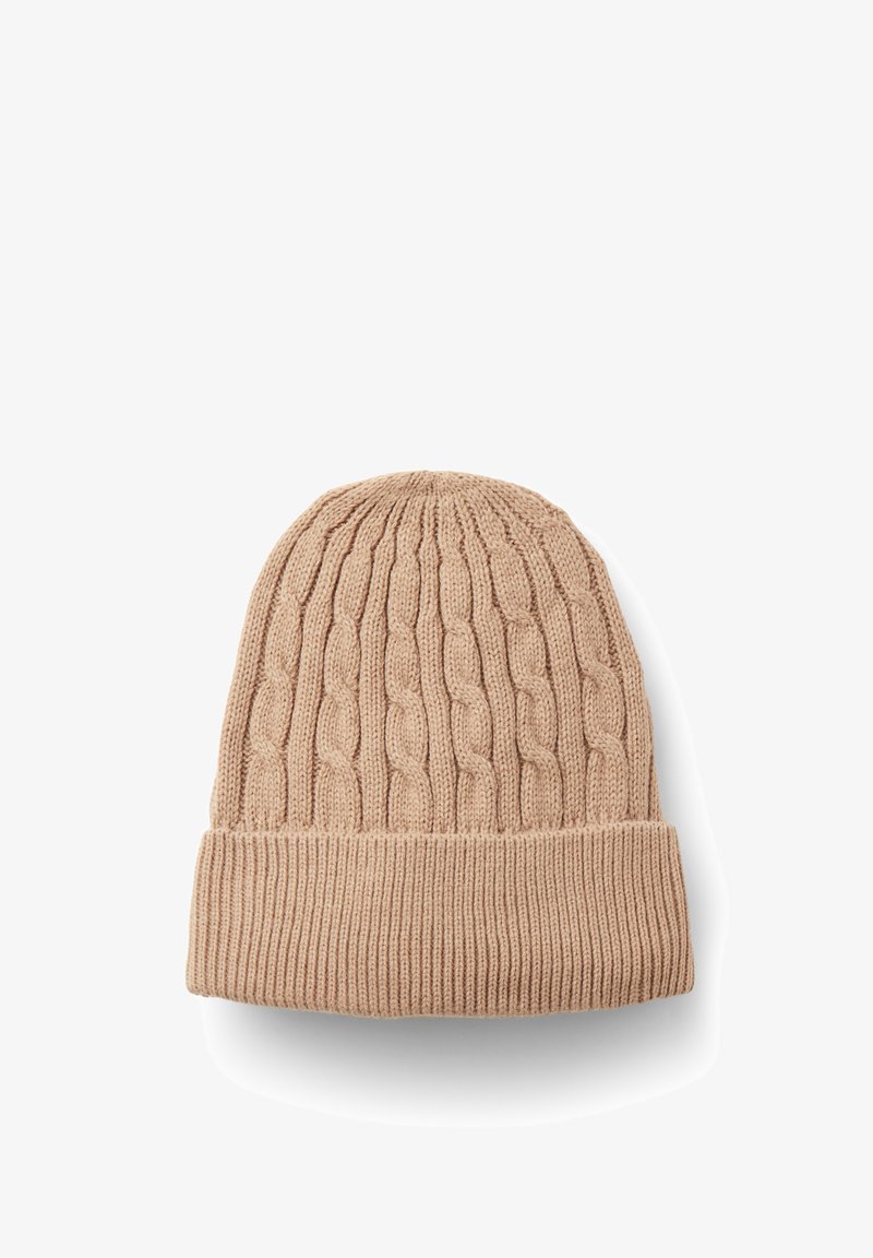 Beige gebreide muts met kabelsteekpatroon en omgeslagen geribbelde rand, getoond tegen een witte achtergrond.