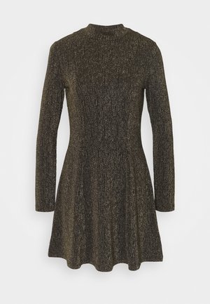 Donkerbruin metallic gebreide jurk met lange mouwen, een aangesloten lijfje, een hoge halslijn en een uitlopende rok.