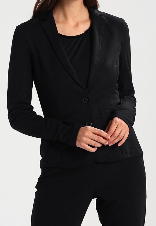 Blazer nero in tessuto elasticizzato, con colletto a rever, due tasche frontali e due bottoni, design aderente e maniche lunghe.