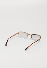 Ochelari dreptunghiulari cu model broască țestoasă maro, cu accente din metal, rame subțiri aurii și lentile transparente. Suporturile au un finisaj lucios.