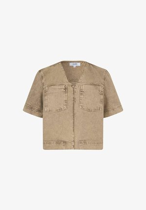 Hnedá bavlnená košeľa s krátkym rukávom a výstrihom do V, dvoma prednými vreckami a voľným, boxy dizajnom. Obsahuje detaily šitia a uvoľnený strih.