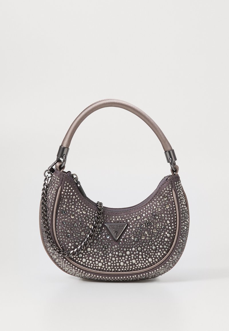 Kleine grijze handtas met een ronde vorm, gestippeld textuur, metalen kettingriem en een logo-driehoek op de voorkant.