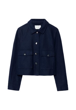 Giacca corta blu navy con maniche lunghe, due tasche con pattina frontali con bottoni a pressione e colletto con chiusura a bottoni.