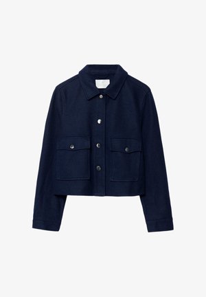 Granatowa krótka kurtka z długimi rękawami, dwoma przednimi kieszeniami z patkami zapinanymi na zatrzaski oraz kołnierzykiem na guziki.