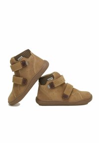 Scarpe high-top in suede marrone con due strappi in velcro, suola in gomma e dettagli testurizzati marroni; cuciture decorative sulla parte superiore.