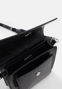 HVISK CAYMAN POCKET TRACE - Torba čez telo - black