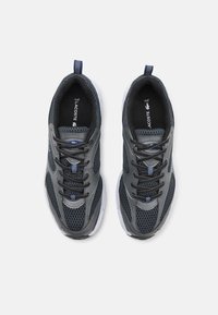 Scarpe da ginnastica grigie con tomaia in rete e materiale sintetico, foderatura nera, chiusura con lacci e suola bianca. Accenti blu sui lacci e sul logo.