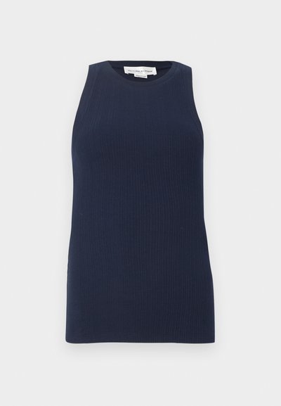 Μπλε σκούρο αμάνικο τοπ με ραβδωτή υφή, στρογγυλή λαιμόκοψη και ίσια τελείωμα. Το υλικό φαίνεται μαλακό και ελαστικό. Ετικέτα ορατή στο εσωτερικό.