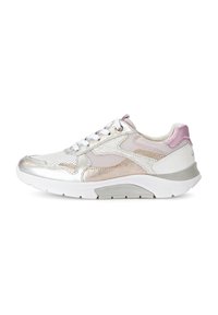 Sneaker in zilver, wit en zacht roze. Heeft mesh en gladde metallic accenten, een ronde neus en een gevoerde zool met gestructureerde details.