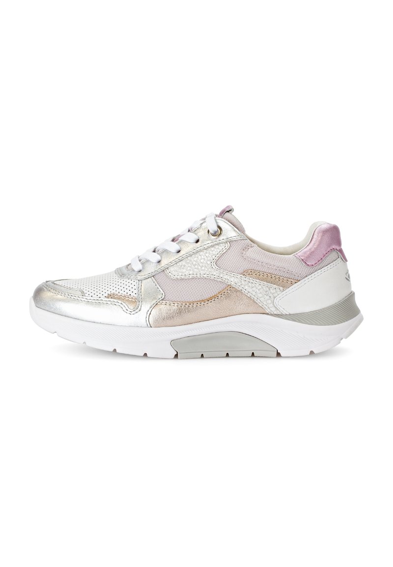 Sneaker in zilver, wit en zacht roze. Heeft mesh en gladde metallic accenten, een ronde neus en een gevoerde zool met gestructureerde details.